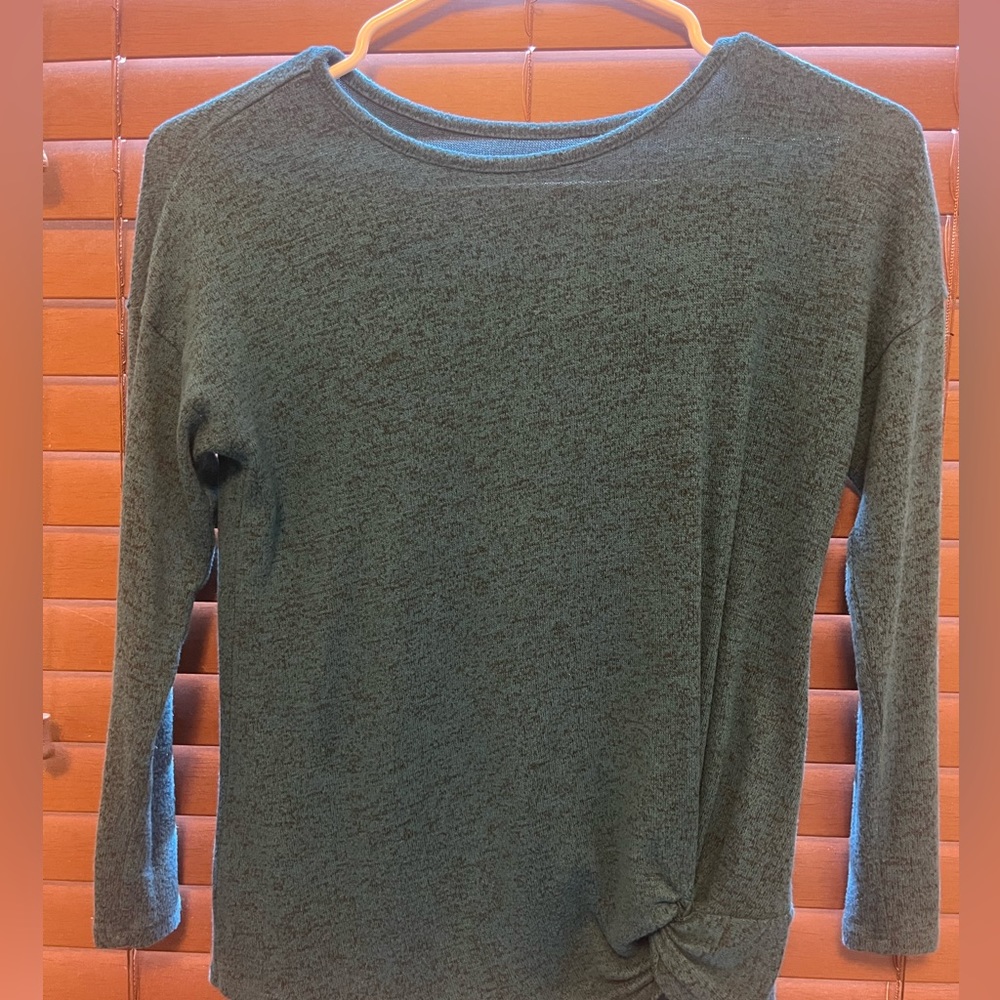 Lightweight stretchy long sleeve girls, size medium, 7/8